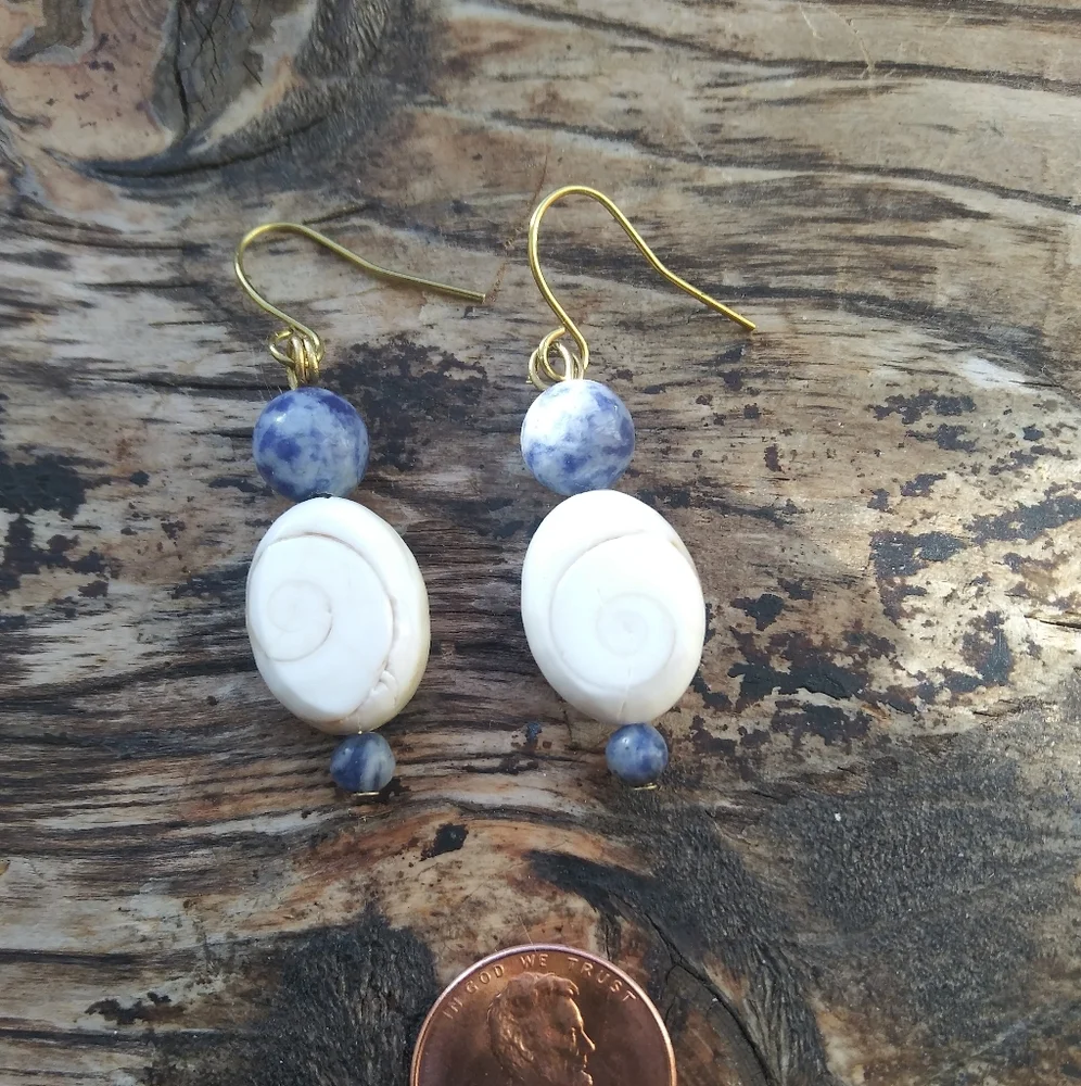 Sweet Opercule Shell Earrings with Sodalite - Picture 2 of 3